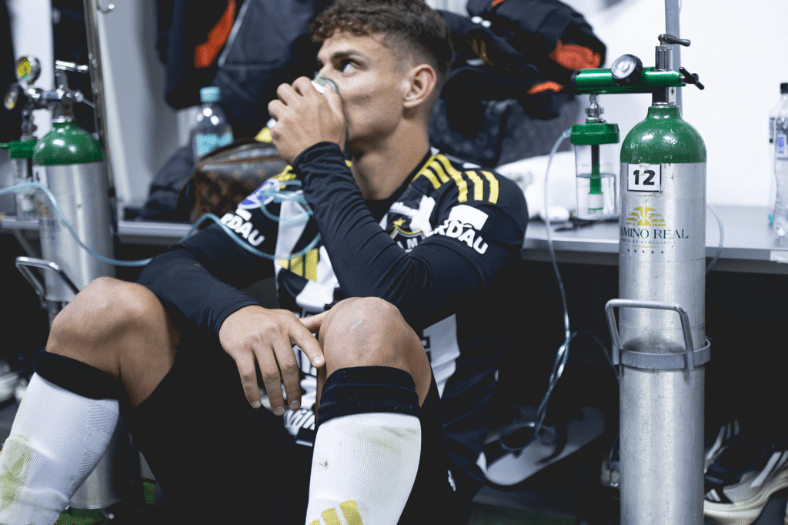 Natanael utilizando oxigênio no intervalo de Bolívar x Atlético - Crédito: Pedro Souza/Atlético