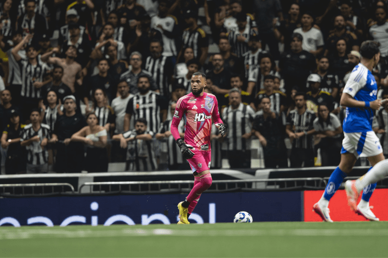 Durante o mês de outubro o goleiro Everson está usando uniforme rosa (Crédito: Pedro Souza/Atlético)