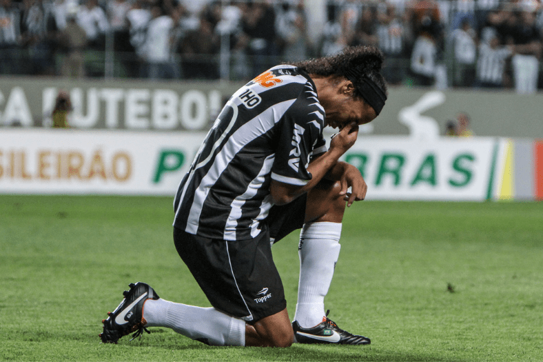 Ronaldinho Gaúcho chorou após um dos três gols que marcou no Figueirense / Crédito: Bruno Cantini