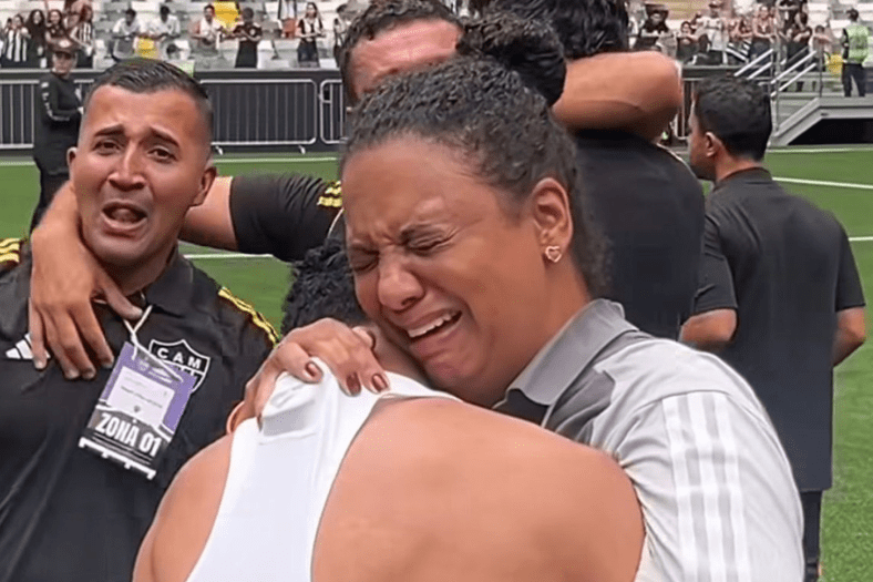 Isabela Bastos, pedagoga do Atlético, durante a comemoração pela conquista do Brasileiro sub 17 (Crédito: Reprodução)