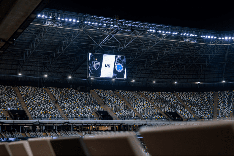 Telão da Arena MRV horas antes do duelo entre Atlético e Cruzeiro, pelo Campeonato Brasileiro de 2025 (Crédito: Pedro Souza/Atlético)