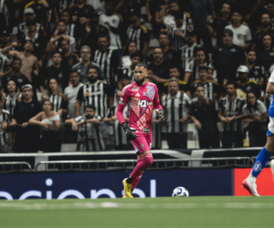 Durante o mês de outubro o goleiro Everson está usando uniforme rosa (Crédito: Pedro Souza/Atlético)