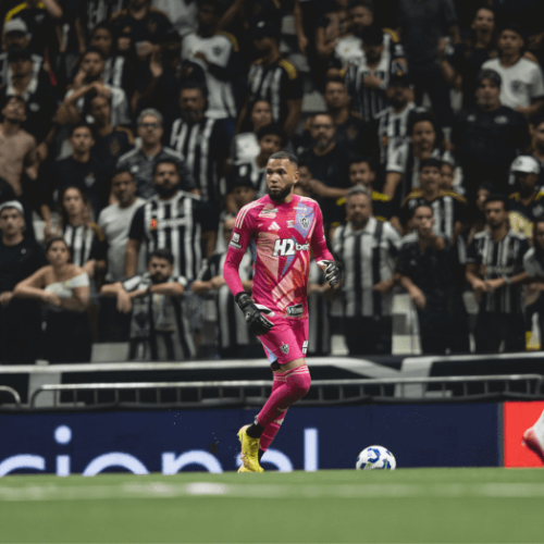 Durante o mês de outubro o goleiro Everson está usando uniforme rosa (Crédito: Pedro Souza/Atlético)