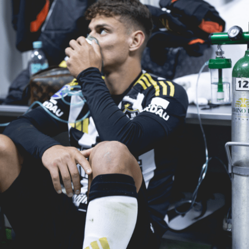 Natanael utilizando oxigênio no intervalo de Bolívar x Atlético - Crédito: Pedro Souza/Atlético