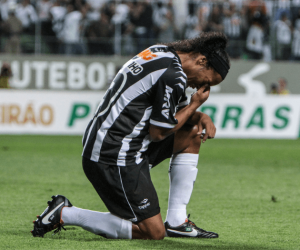 Ronaldinho Gaúcho chorou após um dos três gols que marcou no Figueirense / Crédito: Bruno Cantini