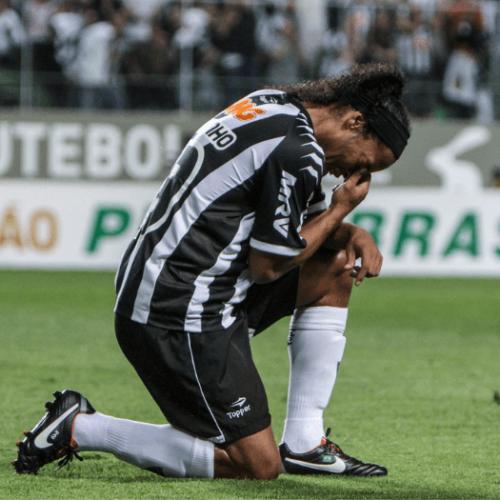Ronaldinho Gaúcho chorou após um dos três gols que marcou no Figueirense / Crédito: Bruno Cantini