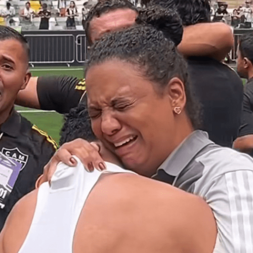 Isabela Bastos, pedagoga do Atlético, durante a comemoração pela conquista do Brasileiro sub 17 (Crédito: Reprodução)