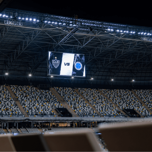 Telão da Arena MRV horas antes do duelo entre Atlético e Cruzeiro, pelo Campeonato Brasileiro de 2025 (Crédito: Pedro Souza/Atlético)